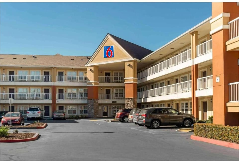 Property building, Facade/entrance, Parking