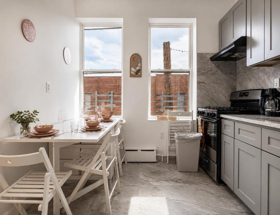 Kitchen or kitchenette, Dining area, oven, stove