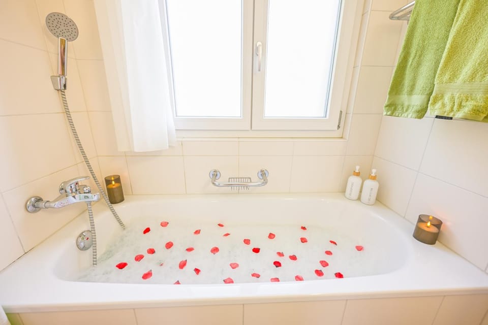 Bathroom, Bath, towels