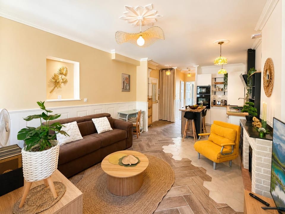 TV and multimedia, Kitchen or kitchenette, Living room, Seating area, Dining area