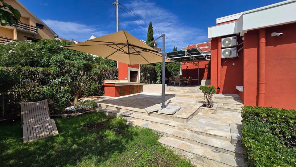 Patio, Day, BBQ facilities, Garden view, sunbed