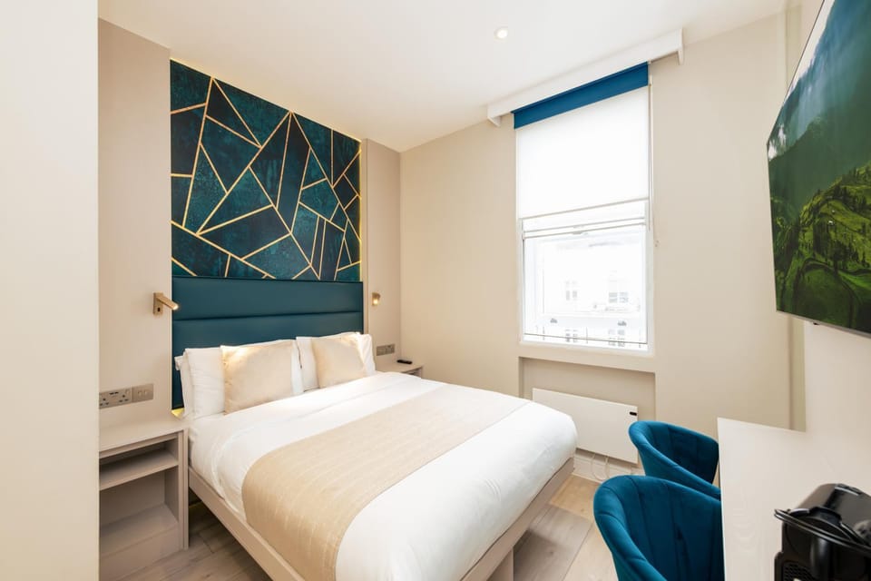 Bed, TV and multimedia, Seating area, Bedroom, heating