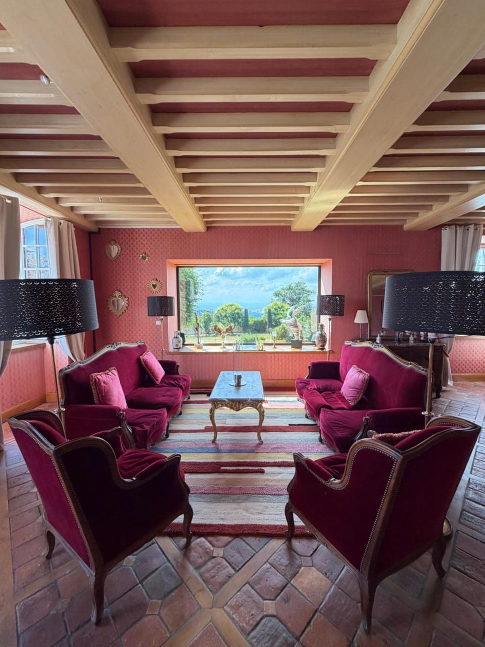 Property building, Communal lounge/ TV room, TV and multimedia, Living room, Evening entertainment