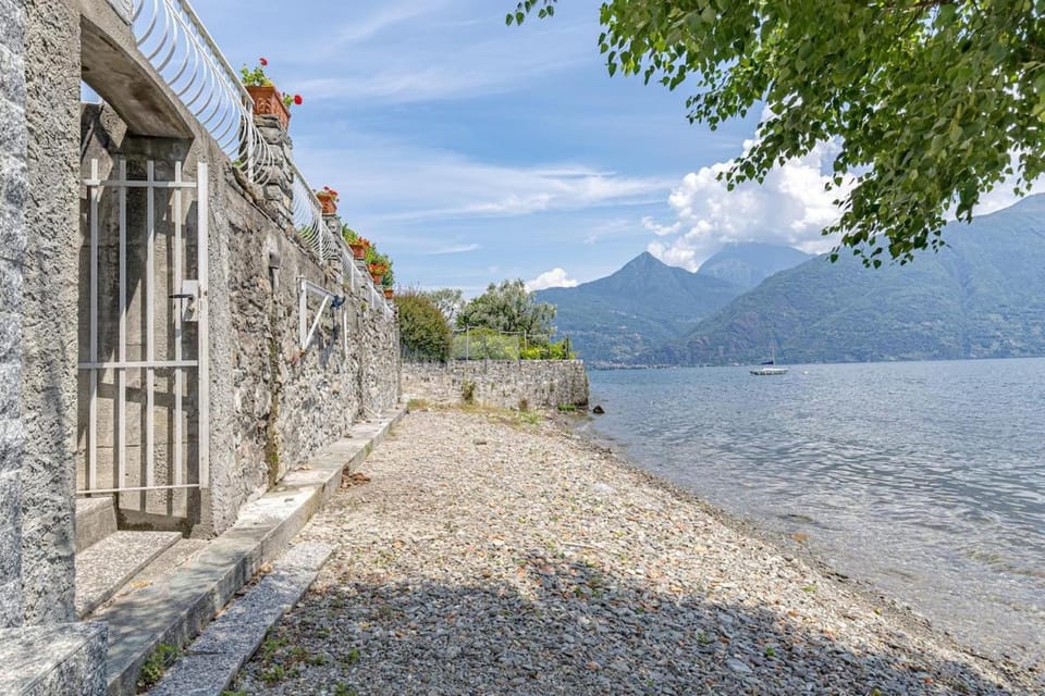 Lakefront Apartment with Beach Access Apartment in Province of Lecco