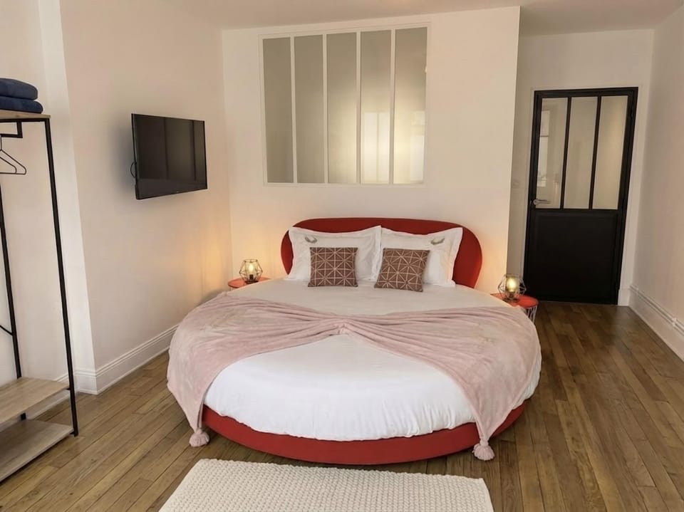 Echappee Ducale, La vraie evasion à 2 avec lit rond en hypercentre de Charleville-Mezieres Apartment in Grand Est