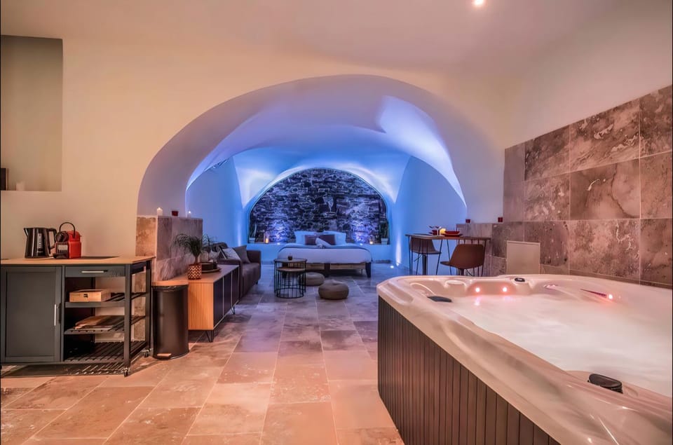 Hot Tub, Kitchen or kitchenette, Photo of the whole room