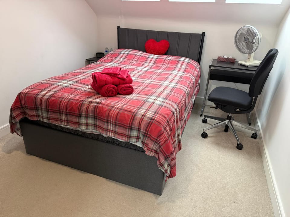 Bed, Seating area, towels