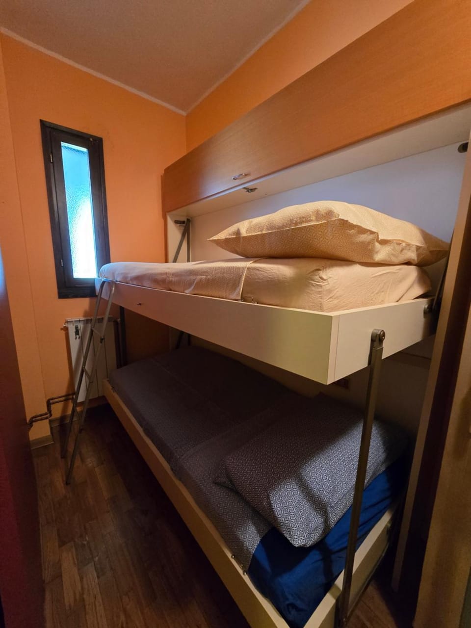 Bedroom, bunk bed