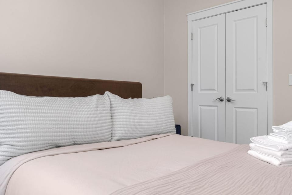 Luxury Modern Condo Near Notre Dame 2BD 2BA Apartment in South Bend