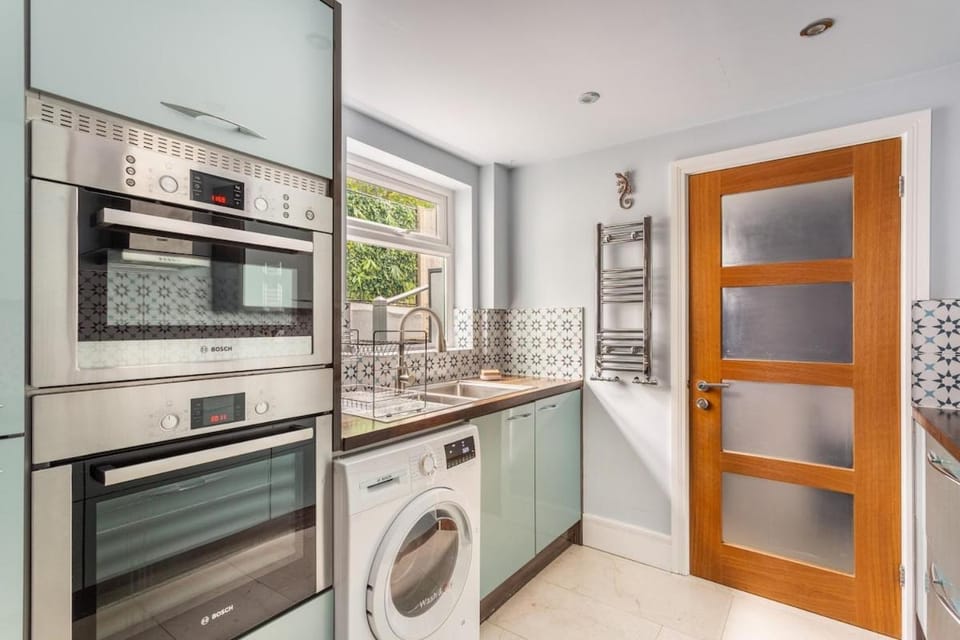 Brighton 3-Bed Retreat with Outdoor Space Apartment in Brighton