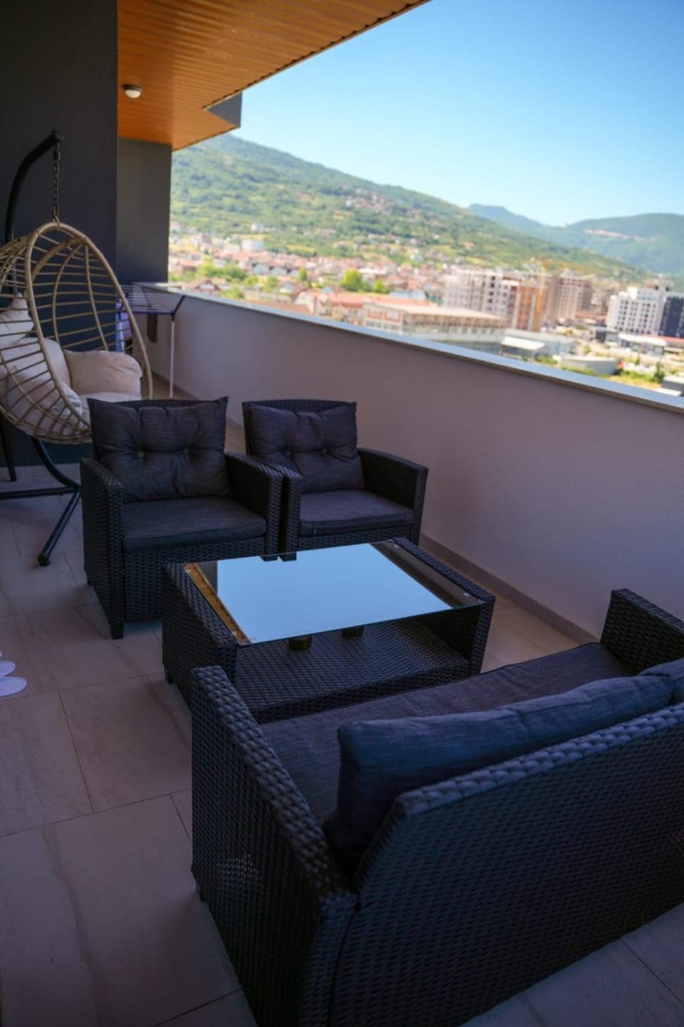 BA HOME Delux Park Hill Residence, Pool & PS5 Apartment in Europe