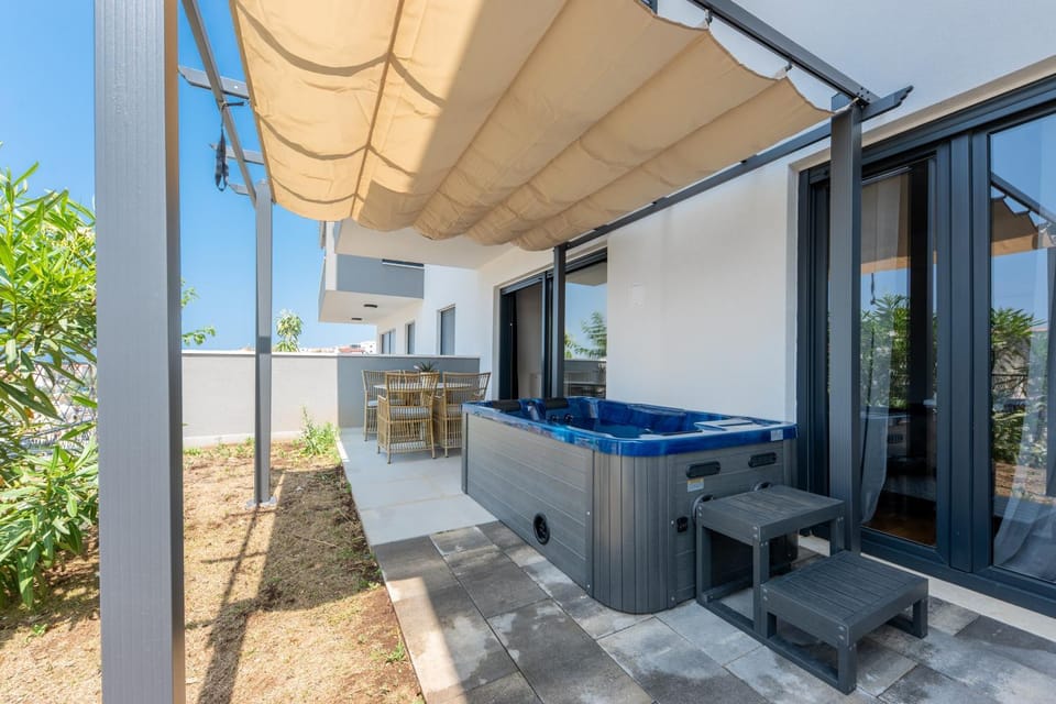 Property building, Patio, Day, Natural landscape, Hot Tub, View (from property/room), Balcony/Terrace