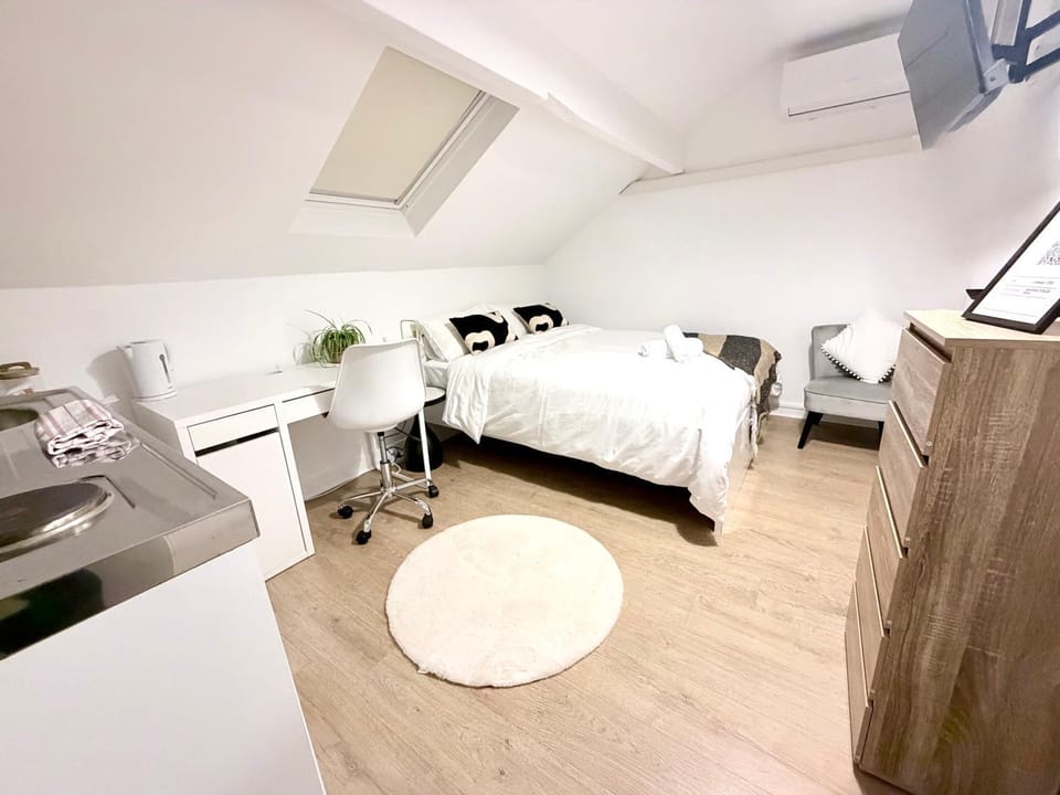 Bed, Kitchen or kitchenette, Photo of the whole room