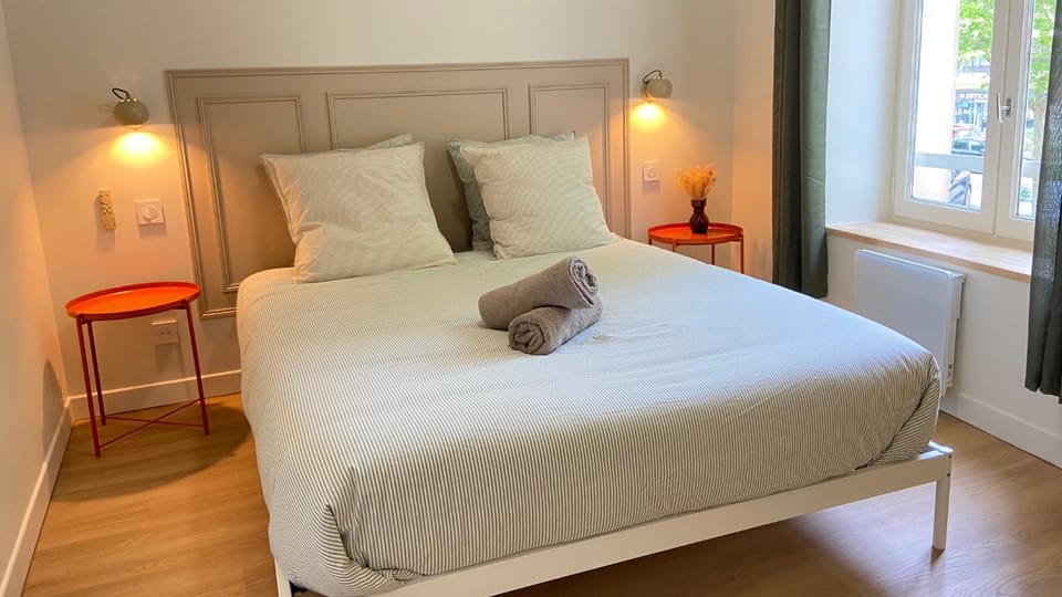 Photo of the whole room, Bedroom
