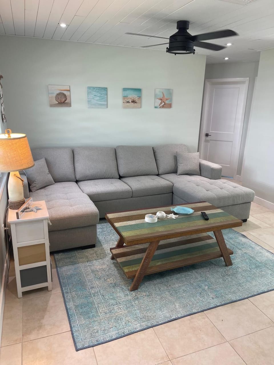 Bed, Seating area, Family