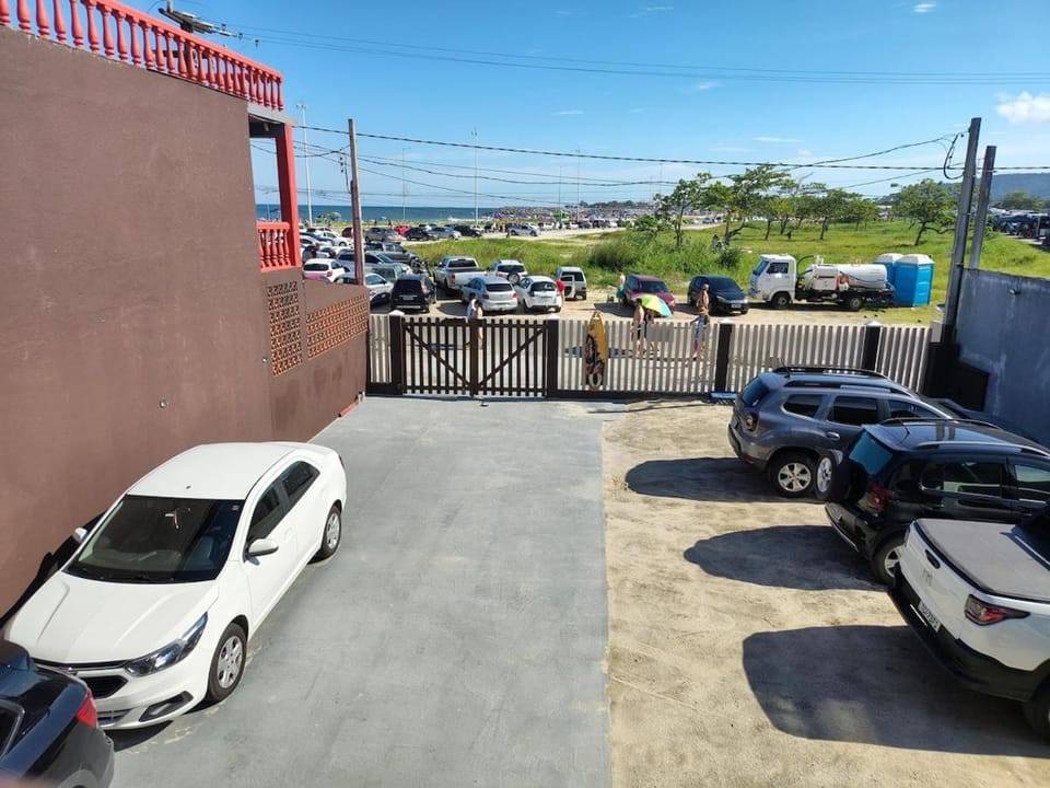 Kitnet de Temporada Completa Praia Matinhos Com Ar Kadoch T-8 Apartment in State of Paraná