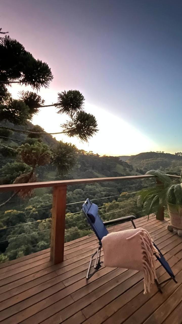 Chalé Roxo na Araucária Chalet in State of São Paulo
