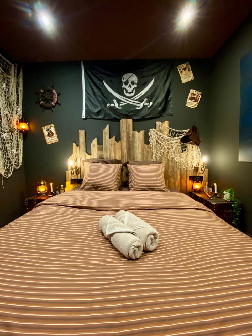Bed, Photo of the whole room, Bedroom, towels