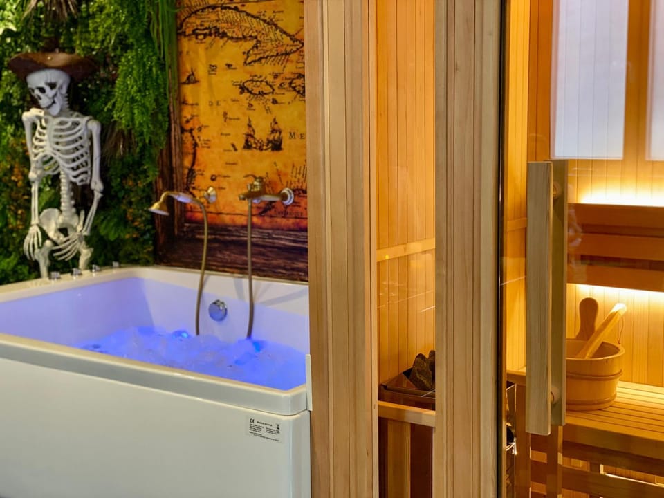 Hot Tub, Sauna, Decorative detail, Bath