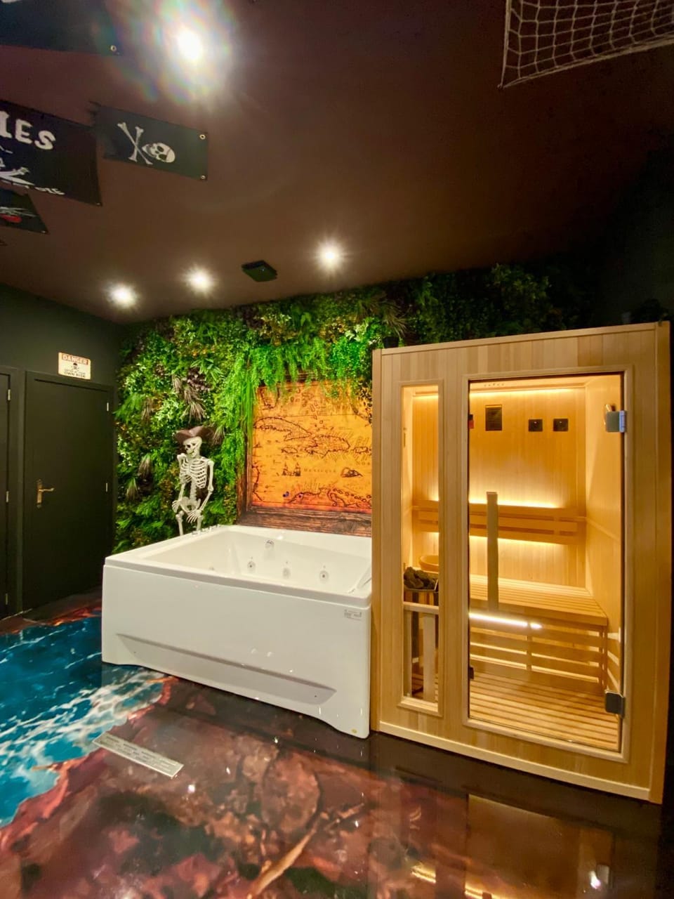 Hot Tub, Sauna