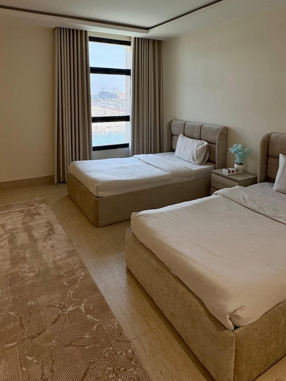 غرفتين وصالة مع إطلالة مميزة على البحر وتسجيل دخول ذاتي Apartment in Al Khobar
