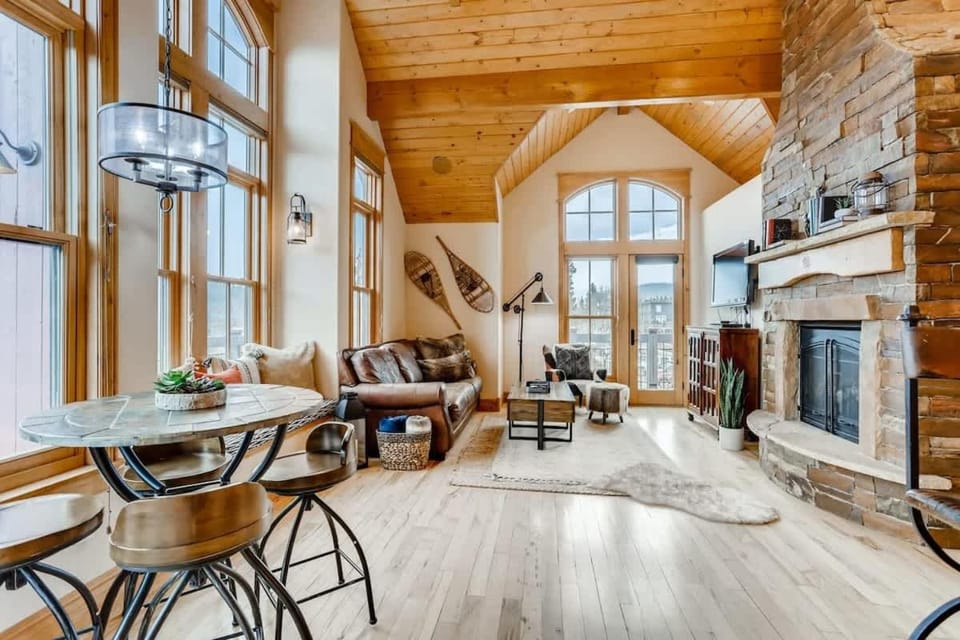 Living room, Seating area, Dining area, fireplace
