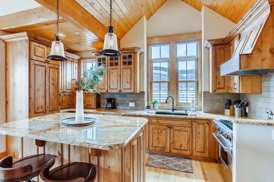 Kitchen or kitchenette, Dining area, dishwasher, stove