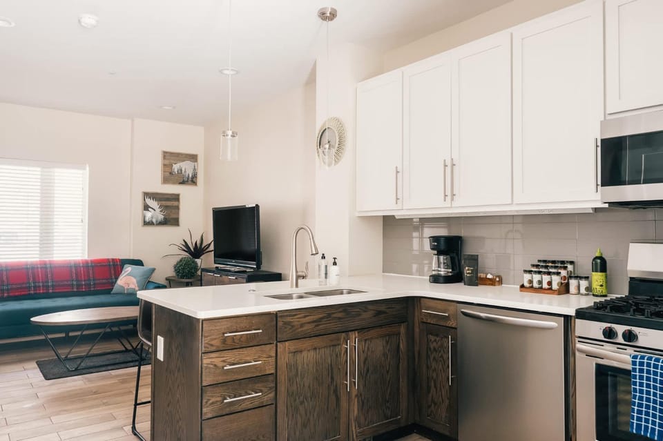 TV and multimedia, Kitchen or kitchenette, Living room, Seating area, Dining area, dishwasher, oven, stove