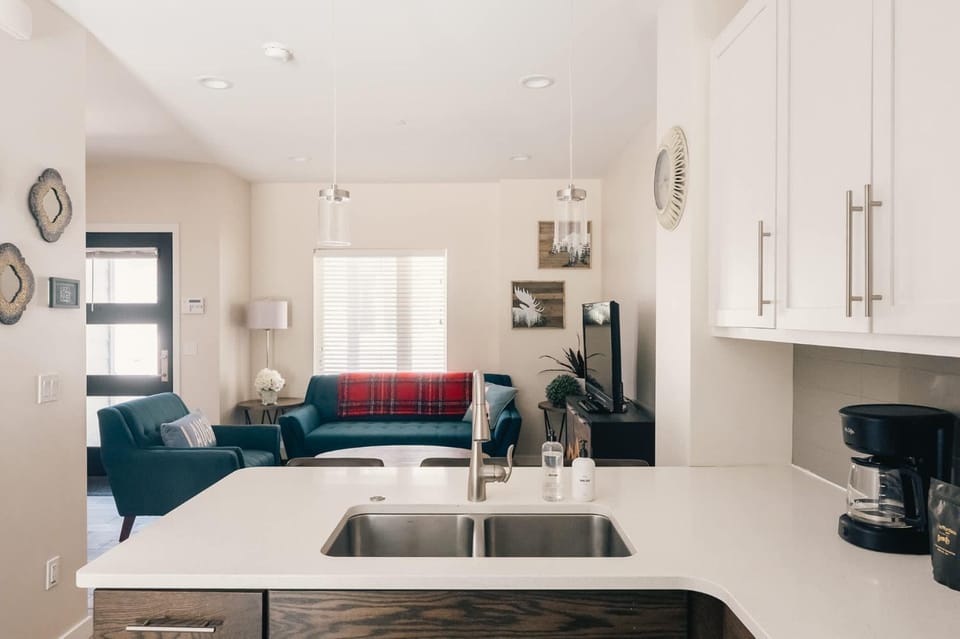 TV and multimedia, Kitchen or kitchenette, Living room, Seating area, Dining area