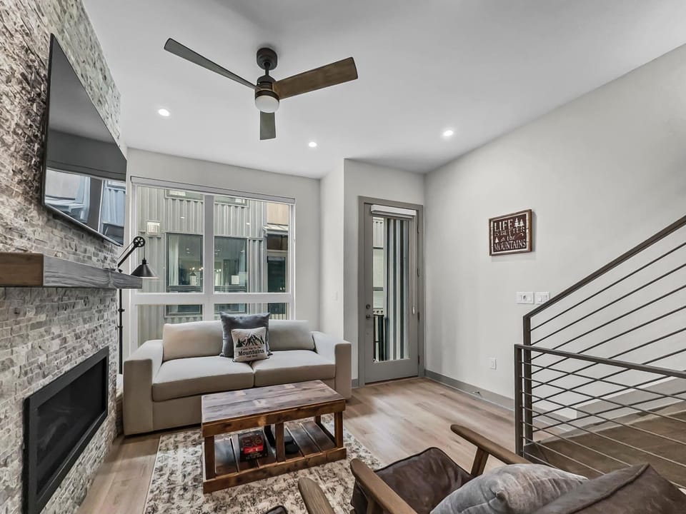 58B - Modern Silverthorne Townhome with Rooftop Hot Tub Apartment in Silverthorne