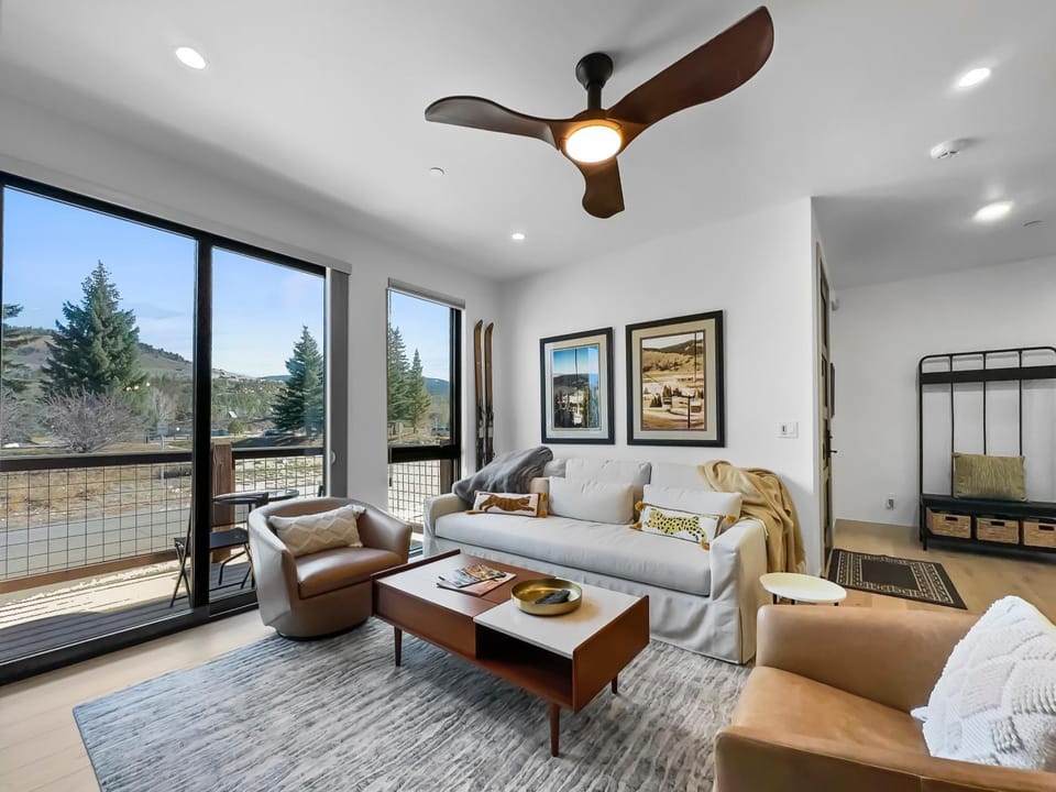 Modern Luxury Townhome with Rooftop Hot Tub - 541 Center Circle541 Center Circle Apartment in Silverthorne