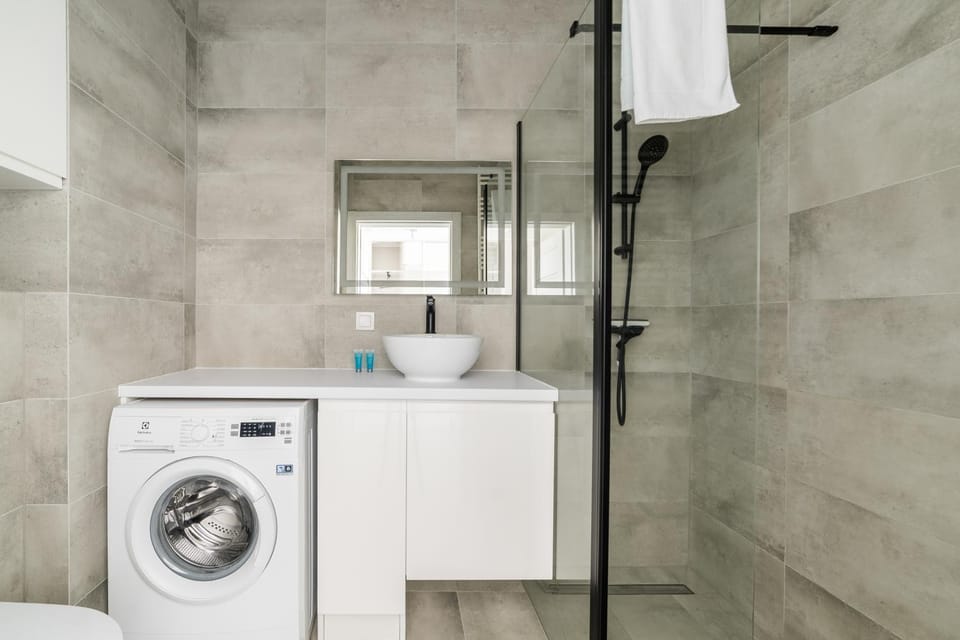 Shower, Bathroom, towels, washing machine