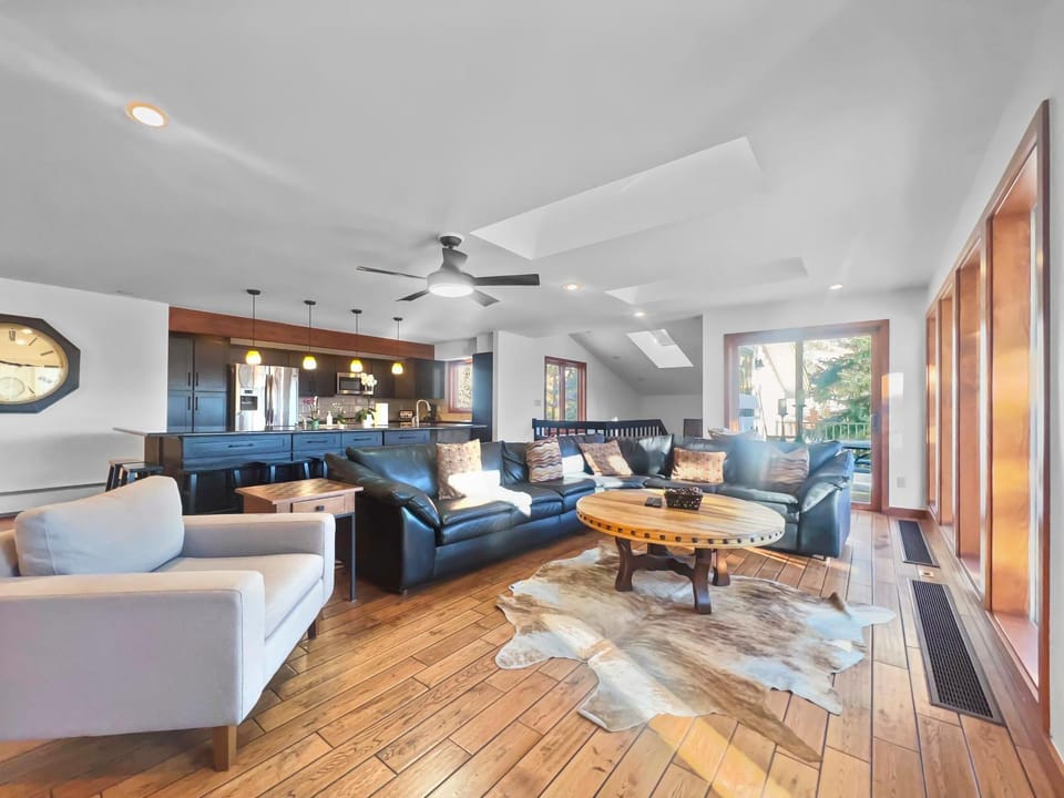 208 Tenderfoot - 5BR Luxury View Home with Hot Tub & Pool Table House in Dillon