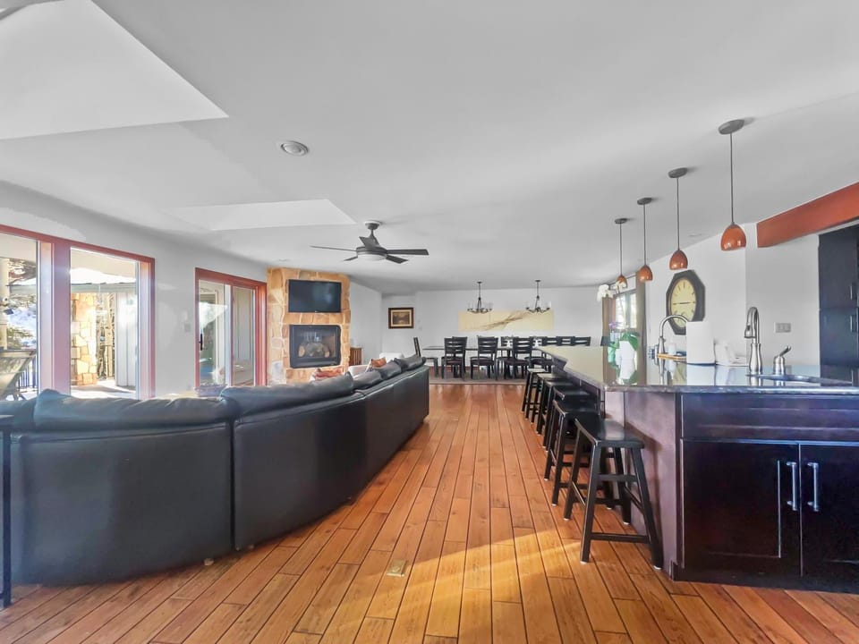 208 Tenderfoot - 5BR Luxury View Home with Hot Tub & Pool Table House in Dillon