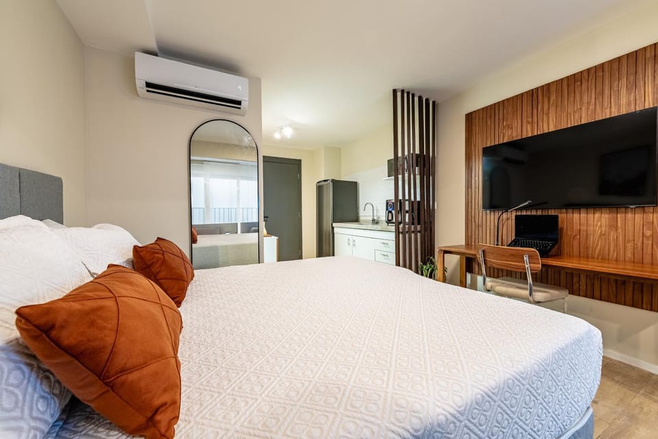 Bed, TV and multimedia, Photo of the whole room, Evening entertainment, Bedroom