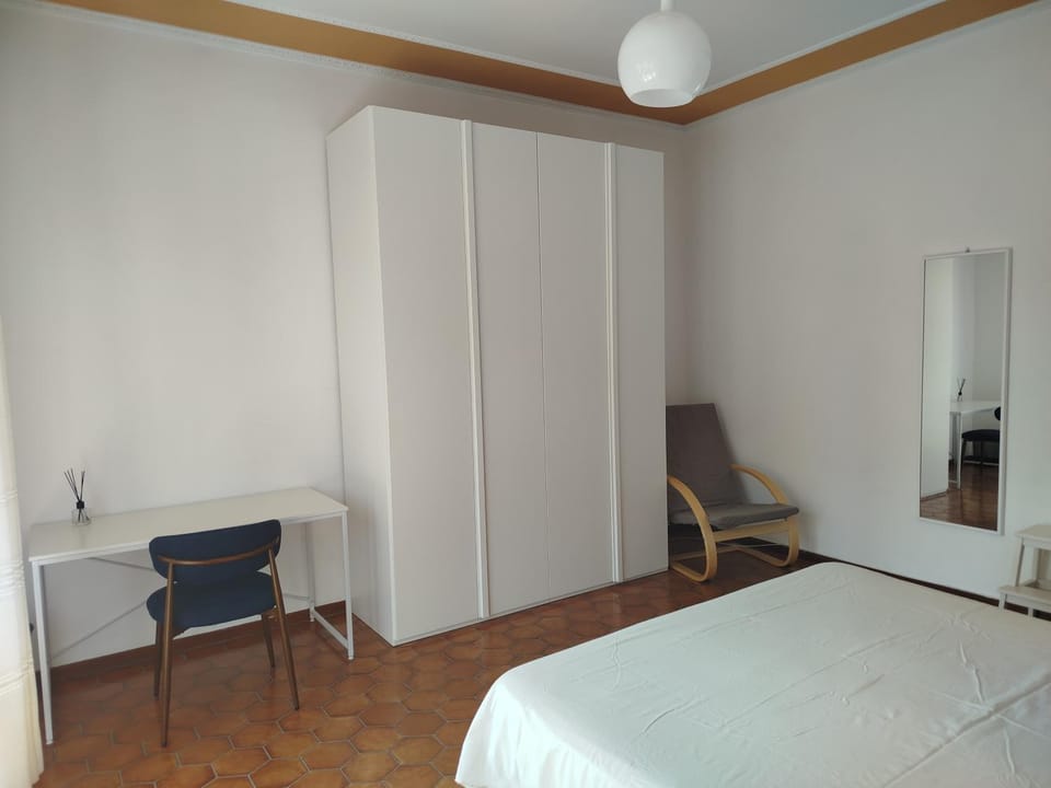 Photo of the whole room, Bedroom, wardrobe