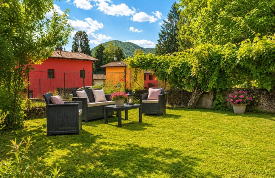 Peonia Group Apartment for 7 near Lake Como and Lugano House in Lugano