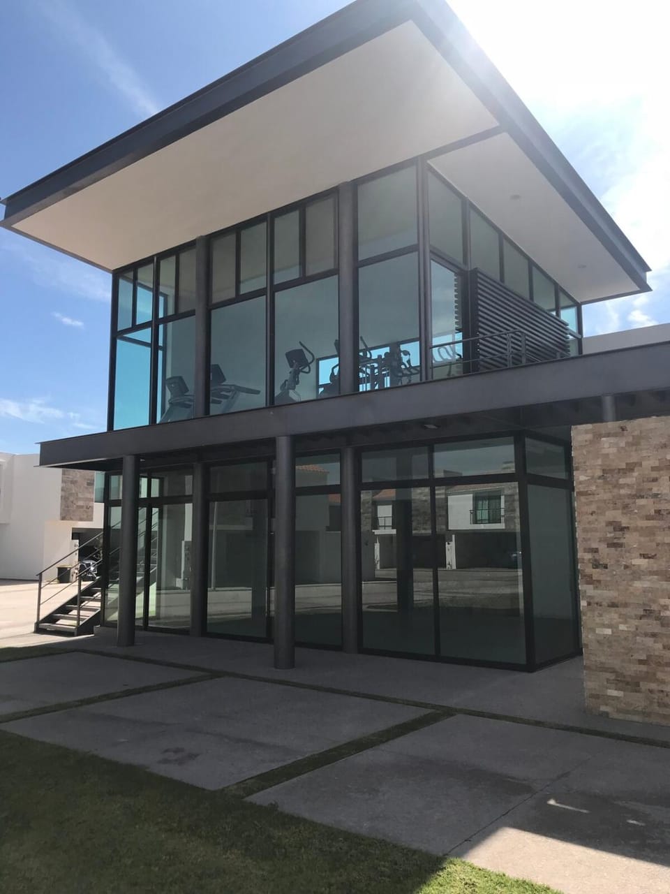 Beautiful new house in a gated community with pool and gym Preciosa casa nueva en fracc privado con piscina y gimnasio House in San Luis Potosi