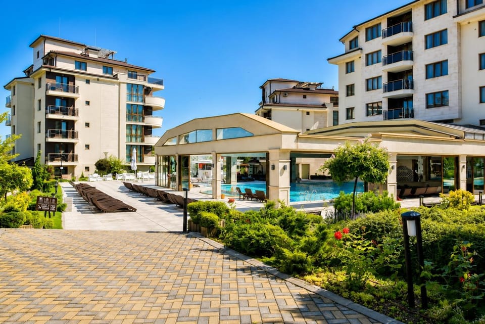 Property building, Spring, Day, Garden, Garden view, Pool view, Swimming pool, sunbed