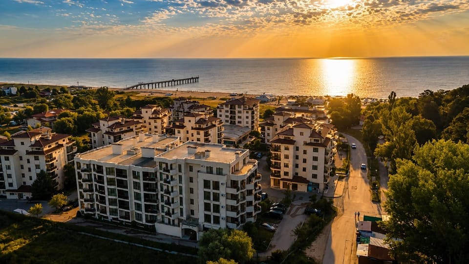 Property building, Nearby landmark, Day, Neighbourhood, Natural landscape, Bird's eye view, Beach, Sea view, Location, Sunrise, Sunset, Parking