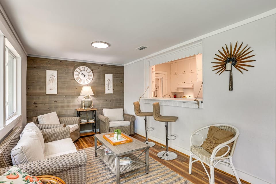 Palm Cottage: Walk to Darien Waterfront & Fort House in Darien