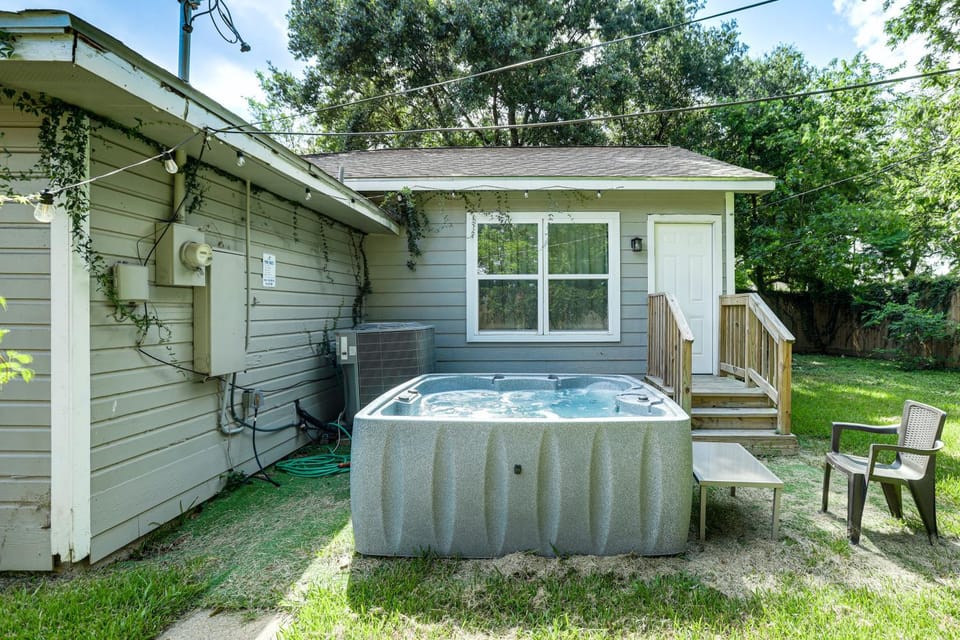 6 Mi to Dtwn! Family Home w/ Hot Tub in Houston House in Harris County