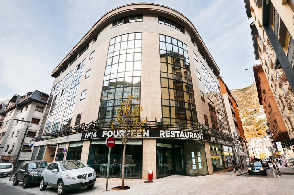 Property building, Facade/entrance, Off site, Day