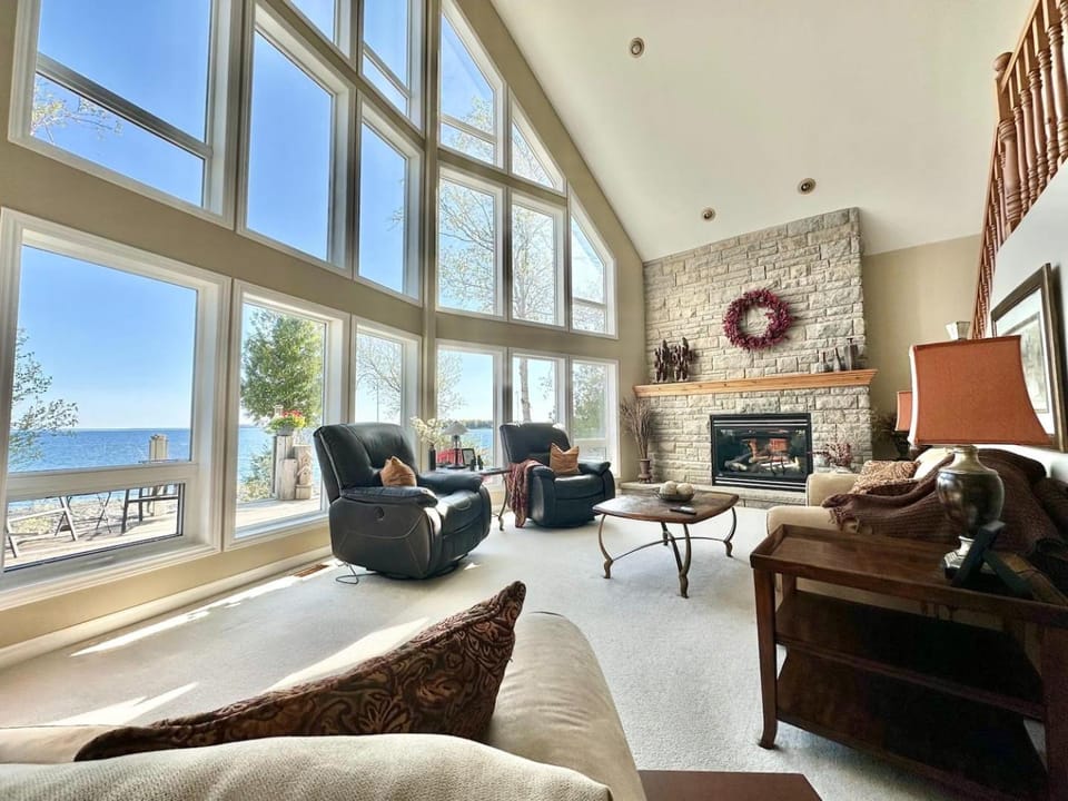 Waterfront 22' Windows Starlink Kayaks House in Tobermory