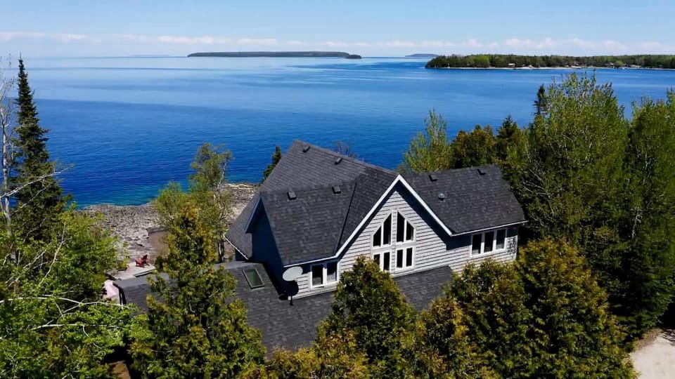 Waterfront 22' Windows Starlink Kayaks House in Tobermory