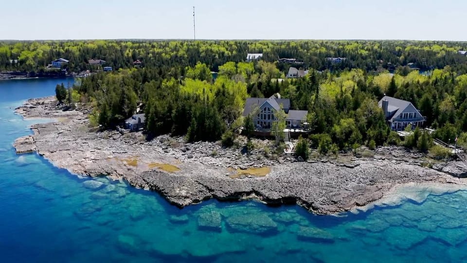 Waterfront 22' Windows Starlink Kayaks House in Tobermory
