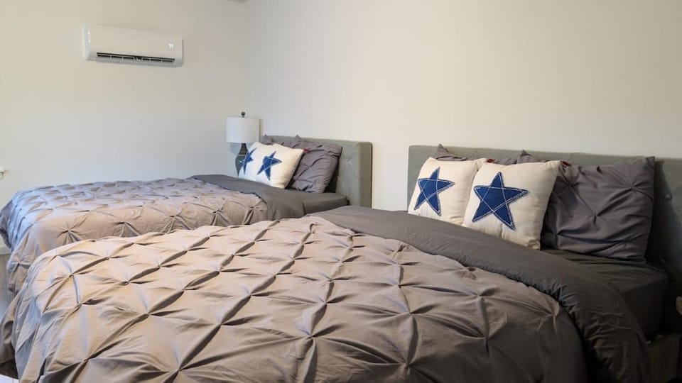 Harmony Hideaway, 5 min to BSU, Summer Pool, Games House in Muncie
