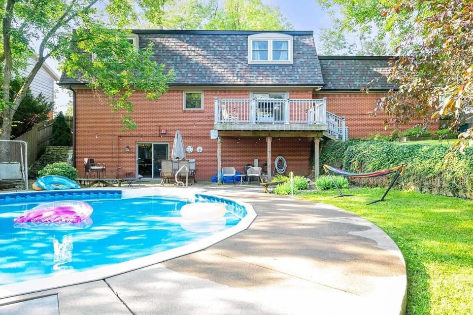 Harmony Hideaway, 5 min to BSU, Summer Pool, Games House in Muncie