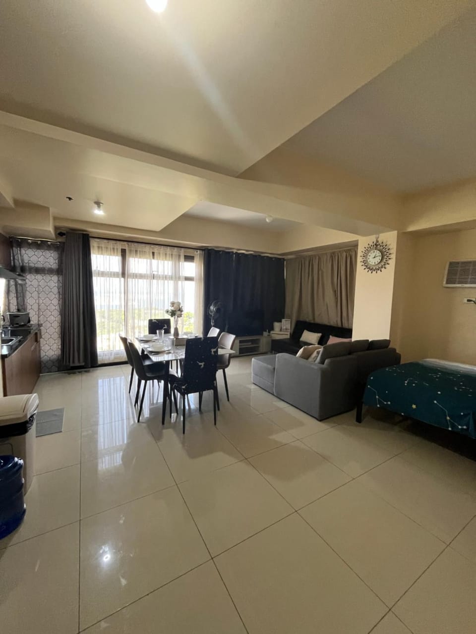 Bed, TV and multimedia, Kitchen or kitchenette, Living room, Photo of the whole room, Seating area, Dining area, Bedroom, air conditioner