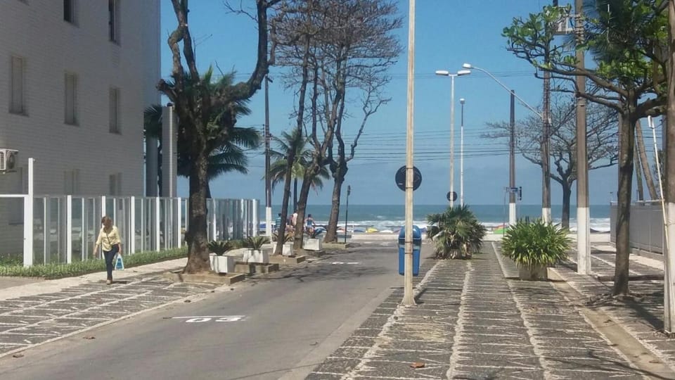 KIT com Garagem no Centro ao lado da praia Apartment in State of São Paulo